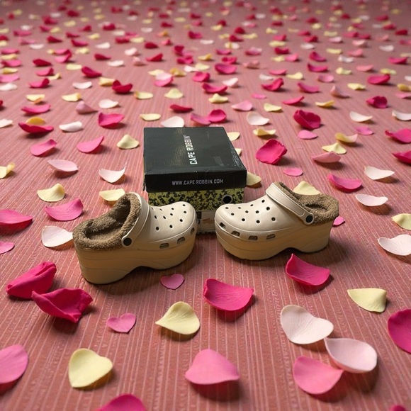 Cape Robbin Creamy crocs with Fuzzy insert. Box included NWT - Picture 8 of 8